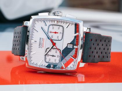Union Glashütte Averin Chronograph Sachsen Classic 2026 Limited Edition Automatik Edelstahl 41mm graues Zifferblatt rotes Kautschukband und graues Lederband – Herrenuhren Chronograph aus Edelstahl, Kautschuk und Leder. Das Gehäuse ist quadratisch und silber. Das Lederarmband ist grau. Das Zifferblatt ist ein Index in grau. – Ansicht 6