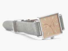Nomos Glashütte Tetra Berliner Mischung Goldelse Handaufzug Edelstahl 29mm lachsfarbenes Zifferblatt graues Lederband – Damenuhren Uhr ohne Datum aus Edelstahl. Das Gehäuse ist quadratisch und silber. Das Lederarmband ist grau. Das Zifferblatt ist arabisch Index und roségold. – Ansicht 3