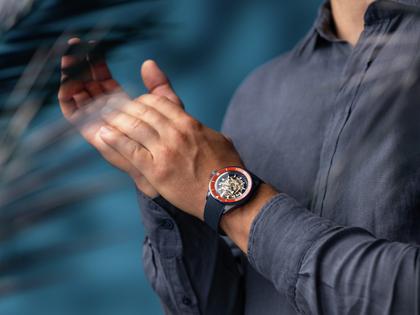 Rado Captain Cook High-Tech Ceramic Skeleton Limited Edition Orange Automatik Keramik 43mm skelettiertes Zifferblatt blaues Kautschukband – Herrenuhren Uhr ohne Datum aus Edelstahl, Kautschuk, Keramik, PVD beschichtet und Titan. Das Gehäuse ist rund und blau. Das Kautschuk / Kunststoff / Silikon Armband ist blau. Das Zifferblatt ist ein Index in grau. – Ansicht 6