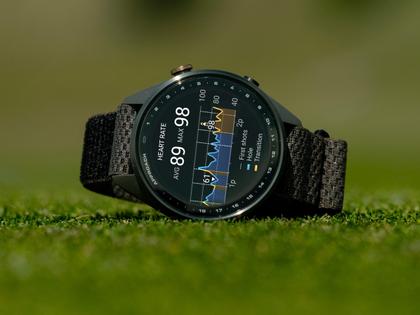 Garmin Approach S72 Titan Schwarz-DLC 43mm digitales Display schwarzes Textilband – Herrenuhren Uhr Multifunktion aus Keramik und Kunststoff. Das Gehäuse ist rund und schwarz. Das Textilarmband ist schwarz. Das Zifferblatt ist digital und schwarz. – Ansicht 8