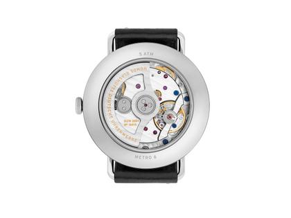 Nomos Glashütte Metro neomatik 39 Silvercut Automatik Edelstahl 39mm silberfarbenes Zifferblatt schwarzes Lederband – Herrenuhren Uhr ohne Datum aus Edelstahl. Das Gehäuse ist rund und silber. Das Lederarmband ist schwarz. Das Zifferblatt ist arabisch Index und silber. – Ansicht 4