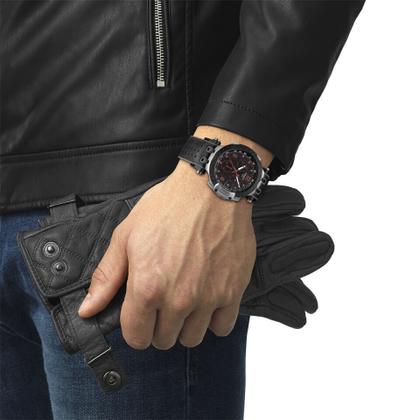 Tissot T-Race MotoGP               2020 / 2021 Chronograph Limited Edition Marc Marquez Quarz – Herrenuhren Chronograph aus Edelstahl und PVD beschichtet. Das Gehäuse ist rund und schwarz. Das Lederarmband ist schwarz. Das Zifferblatt ist ein Index in schwarz. – Ansicht 3