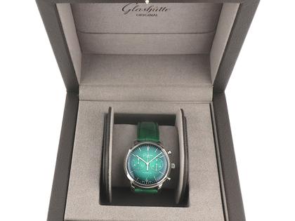 Glashütte Original Sixties Chronograph Annual Edition Automatik Edelstahl 42mm grünes Zifferblatt grünes Lederband 1-39-34-05-22-04 Full Set Occasion Neu – Herrenuhren Chronograph aus Edelstahl. Das Gehäuse ist rund und silber. Das Lederarmband Kroko / Alligator ist grün. Das Zifferblatt ist arabisch Index und grün. – Ansicht 6