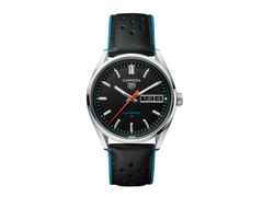 TAG Heuer Carrera Day-Date Automatik Edelstahl 41mm schwarzes Zifferblatt schwarzes Lederband – Herrenuhren Uhr mit Datum aus Edelstahl und Leder. Das Gehäuse ist rund und silber. Das Lederarmband ist schwarz. Das Zifferblatt ist ein Index in schwarz.