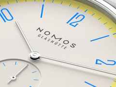 Nomos Glashütte Tangente 38 Datum "175 Years Watchmaking - Lemonbiscuit" Handaufzug Edelstahl cremeweißes Zifferblatt graues Textilband Glasboden – Herrenuhren Uhr mit Datum aus Edelstahl. Das Gehäuse ist rund und silber. Das Textilarmband ist grau. Das Zifferblatt ist arabisch Index und beige. – Ansicht 6