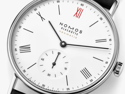 Nomos Glashütte Ludwig 36 Neomatik "Ärzte ohne Grenzen" Limited Edition Automatik Edelstahl 36mm weißes Zifferblatt schwarzes Lederband – Damenuhren Uhr ohne Datum aus Edelstahl. Das Gehäuse ist rund und silber. Das Lederarmband ist schwarz. Das Zifferblatt ist römisch Index und weiß. – Ansicht 3
