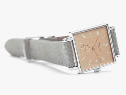 Nomos Glashütte Tetra Berliner Mischung Goldelse Handaufzug Edelstahl 29mm lachsfarbenes Zifferblatt graues Lederband – Damenuhren Uhr ohne Datum aus Edelstahl. Das Gehäuse ist quadratisch und silber. Das Lederarmband ist grau. Das Zifferblatt ist arabisch Index und roségold. – Ansicht 3