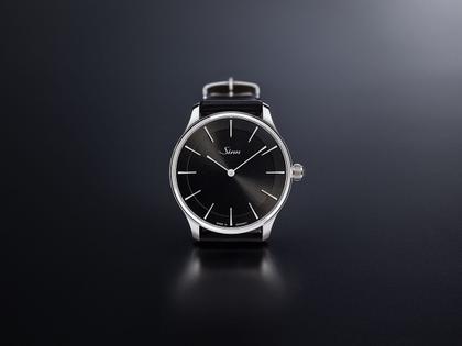 Sinn Spezialuhren 1739 St I S Automatik Edelstahl 39mm schwarzes Zifferblatt schwarzes Lederband – Herrenuhren Uhr ohne Datum aus Edelstahl. Das Gehäuse ist rund und silber. Das Lederarmband ist schwarz. Das Zifferblatt ist ein Index in schwarz. – Ansicht 2