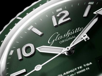Glashütte Original SeaQ Panoramadatum Automatik Edelstahl 43mm grünes Zifferblatt grünes Kautschukband – Herrenuhren Uhr mit Datum aus Edelstahl und Keramik. Das Gehäuse ist rund und silber. Das Kautschuk / Kunststoff / Silikon Armband ist grün. Das Zifferblatt ist arabisch Index und grün. – Ansicht 2