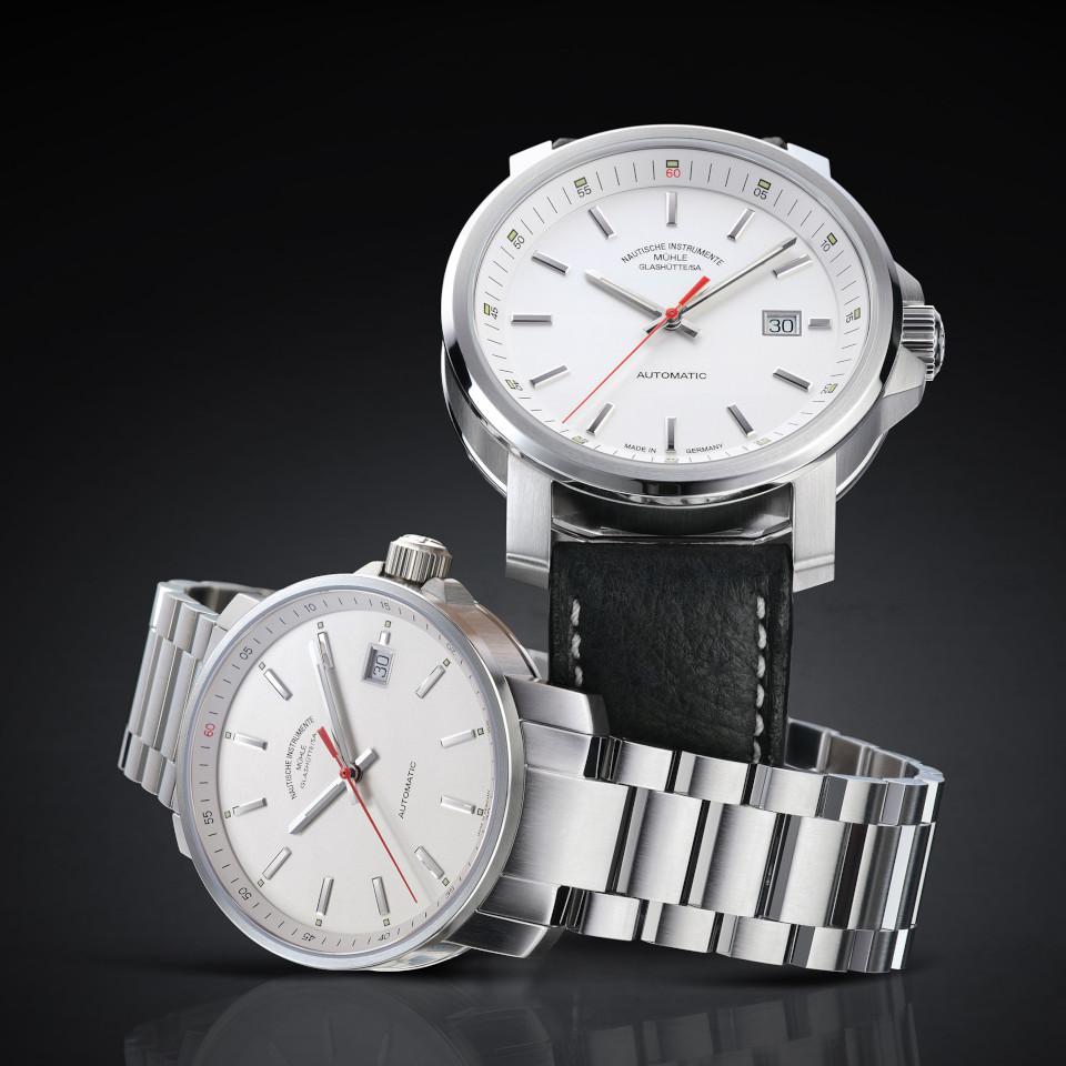 Mühle Glashütte 29er Automatik Edelstahl 36mm weißes Zifferblatt Metallband – Herrenuhren Uhr mit Datum aus Edelstahl. Das Gehäuse ist rund und silber. Das Edelstahlarmband ist silber. Das Zifferblatt ist ein Index in weiß. – Ansicht 2