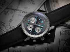 Sinn Spezialuhren 903 St II A Navigationschronograph Automatik Edelstahl 41mm graues Zifferblatt schwarzes Textilband – Herrenuhren Chronograph aus Edelstahl. Das Gehäuse ist rund und silber. Das Textilarmband ist schwarz. Das Zifferblatt ist arabisch Index und grau. – Ansicht 7