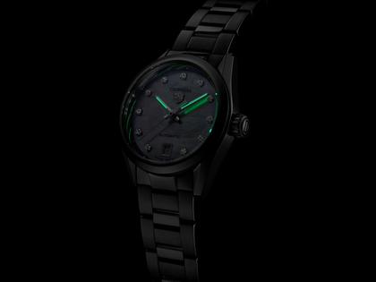TAG Heuer Carrera Date Automatik Edelstahl 29mm weißes Perlmutt-Zifferblatt mit Brillanten Metallband – Damenuhren Uhr mit Datum aus Edelstahl. Das Gehäuse ist rund und silber. Das Edelstahlarmband ist silber. Das Zifferblatt ist ein Index in weiß. – Ansicht 4