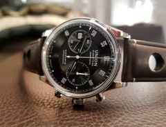 Union Glashütte Noramis Chronograph Sachsen Classic 2022 Limited Edition Automatik Edelstahl 42mm graues Zifferblatt braunes Lederband – Herrenuhren Chronograph aus Edelstahl. Das Gehäuse ist rund und silber. Das Lederarmband ist braun. Das Zifferblatt ist arabisch Index und grau. – Ansicht 9