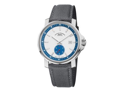 Mühle Glashütte 29er Big Kleine Sekunde Automatik Edelstahl 42,4mm weißes Zifferblatt graues Textilband – Herrenuhren Uhr mit Datum aus Edelstahl. Das Gehäuse ist rund und silber. Das Textilarmband ist grau. Das Zifferblatt ist ein Index in weiß.
