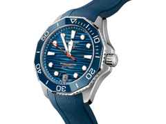 TAG Heuer Aquaracer Professional 300 Date Automatik Edelstahl 42mm blaues Zifferblatt blaues Kautschukband – Herrenuhren Uhr mit Datum aus Edelstahl und Keramik. Das Gehäuse ist rund und silber. Das Kautschuk / Kunststoff / Silikon Armband ist blau. Das Zifferblatt ist ein Index in blau. – Ansicht 2