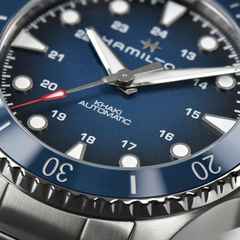 Hamilton Khaki Navy Scuba Automatic Edelstahl 43mm blaues Zifferblatt Metallband – Herrenuhren Uhr ohne Datum aus Edelstahl. Das Gehäuse ist rund und silber. Das Edelstahlarmband ist silber. Das Zifferblatt ist ein Index in blau. – Ansicht 3