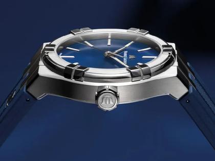 Maurice Lacroix Aikon Quartz Edelstahl 35mm blaues Zifferblatt blaues Kautschukband – Damenuhren Uhr mit Datum aus Edelstahl, Kautschuk, PVD beschichtet und vergoldet. Das Gehäuse ist rund und silber. Das Kautschuk / Kunststoff / Silikon Armband ist blau. Das Zifferblatt ist ein Index in blau. – Ansicht 2