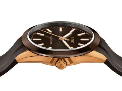 Rado HyperChrome Quarz Edelstahl Roségold-PVD 41,5mm braunes Zifferblatt schwarzes Kautschukband – Herrenuhren Uhr mit Datum aus Edelstahl, Kautschuk, Keramik und PVD beschichtet. Das Gehäuse ist rund und roségold. Das Kautschuk / Kunststoff / Silikon Armband ist schwarz. Das Zifferblatt ist ein Index in braun. – Ansicht 3