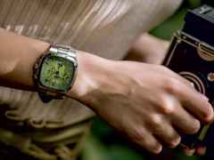 Glashütte Original Seventies Chronograph Panoramadatum Automatik Edelstahl 40mm Fab Green braunes Lederband – Herrenuhren Chronograph aus Edelstahl. Das Gehäuse ist quadratisch und silber. Das Lederarmband ist braun. Das Zifferblatt ist ein Index in grün. – Ansicht 4
