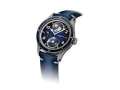 Montblanc 1858 Automatic Geosphere Titan – Herrenuhren Uhr mit Datum aus Titan. Das Gehäuse ist rund und silber. Das Lederarmband ist blau. Das Zifferblatt ist arabisch Index und blau. – Ansicht 2