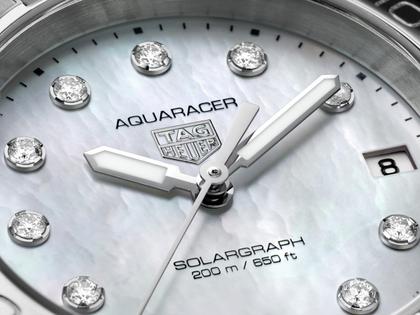 TAG Heuer Aquaracer Professional 200 Solargraph Quarz Edelstahl 34mm weißes Perlmutt-Zifferblatt mit Brillanten Metallband – Damenuhren Uhr mit Datum aus Edelstahl. Das Gehäuse ist rund und silber. Das Edelstahlarmband ist silber. Das Zifferblatt ist ein Index in weiß. – Ansicht 4
