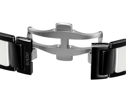 Rado True Square Open Heart Diamonds Automatik Keramik 38mm schwarzes Zifferblatt schwarzes Keramikband limitiert – Herrenuhren Uhr ohne Datum aus Keramik und Titan. Das Gehäuse ist quadratisch und schwarz. Das Keramikarmband ist schwarz. Das Zifferblatt ist skelettiert und schwarz. – Ansicht 5