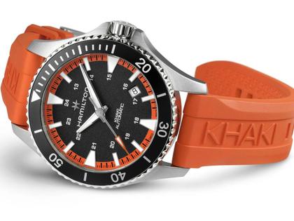 Hamilton Khaki Navy Scuba Auto Edelstahl 40mm schwarzes Zifferblatt orangenes Kautschukband – Herrenuhren Uhr mit Datum aus Edelstahl und Kautschuk. Das Gehäuse ist rund und silber. Das Kautschuk / Kunststoff / Silikon Armband ist orange. Das Zifferblatt ist arabisch Index und schwarz. – Ansicht 2