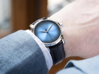 H. Moser & Cie. Endeavour Centre Seconds Concept Funky Blue Automatic Double Hairspring Limited Edition – Herrenuhren Uhr ohne Datum aus Edelstahl. Das Gehäuse ist rund und silber. Das Lederarmband Kroko / Alligator ist grau. Das Zifferblatt ist ein Index in blau. – Ansicht 4