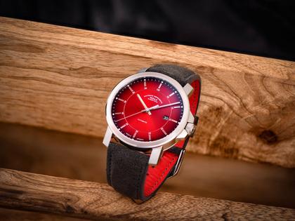 Mühle Glashütte 29er Casual Edition 135 Jahre Juwelier Roller Automatik Edelstahl 42,4mm rotes Zifferblatt graues Lederband – Herrenuhren Uhr mit Datum aus Edelstahl und Leder. Das Gehäuse ist rund und silber. Das Lederarmband ist grau. Das Zifferblatt ist ein Index in rot. – Ansicht 6