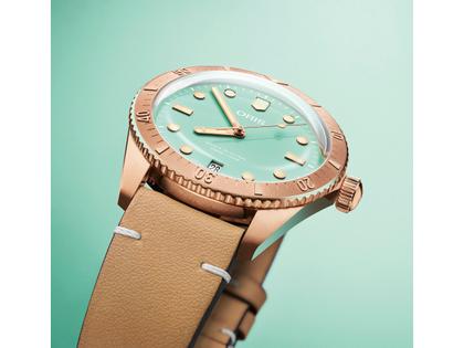 Oris Divers Sixty-Five Cotton Candy Automatik Bronze 38mm grünes Zifferblatt braunes Lederband – Damenuhren Uhr mit Datum aus Bronze und Leder. Das Gehäuse ist rund und roségold. Das Lederarmband ist braun. Das Zifferblatt ist ein Index in grün. – Ansicht 3