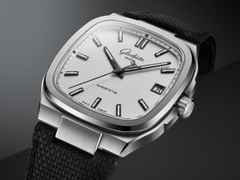 Glashütte Original Seventies Vintage Kollektion Stereo Panel Automatik Edelstahl 39x39mm silbernes Zifferblatt schwarzes Kautschukband – Herrenuhren Uhr mit Datum aus 750 Weißgold, Edelstahl und Kautschuk. Das Gehäuse ist quadratisch und silber. Das Kautschuk / Kunststoff / Silikon Armband ist schwarz. Das Zifferblatt ist ein Index in silber. – Ansicht 3