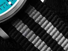 Mühle Glashütte Panova Türkisblau Automatik Edelstahl 40mm schwarz-weißes Textilband – Herrenuhren Uhr ohne Datum aus Edelstahl. Das Gehäuse ist rund und silber. Das Textilarmband ist schwarz. Das Zifferblatt ist ein Index in blau. – Ansicht 5