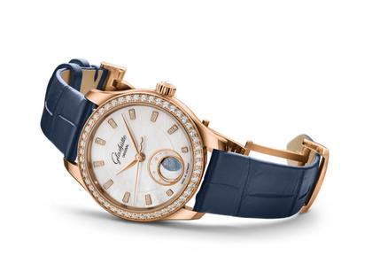 Glashütte Original Lady Serenade Luna Automatik Edelstahl 32,5mm weißes Zifferblatt blaues Lederband – Damenuhren Uhr ohne Datum aus 750 Rotgold, Edelstahl und Leder. Das Gehäuse ist rund und silber. Das Lederarmband Kroko / Alligator ist blau. Das Zifferblatt ist ein Index in weiß. – Ansicht 2