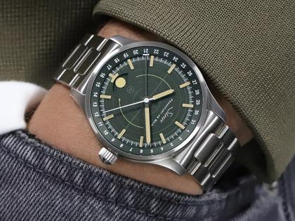 Sinn Spezialuhren 308 Jagduhr Automatik Edelstahl 40mm grünes Zifferblatt Metallband – Herrenuhren Uhr mit Datum aus Edelstahl. Das Gehäuse ist rund und silber. Das Edelstahlarmband ist silber. Das Zifferblatt ist ein Index in grün. – Ansicht 8