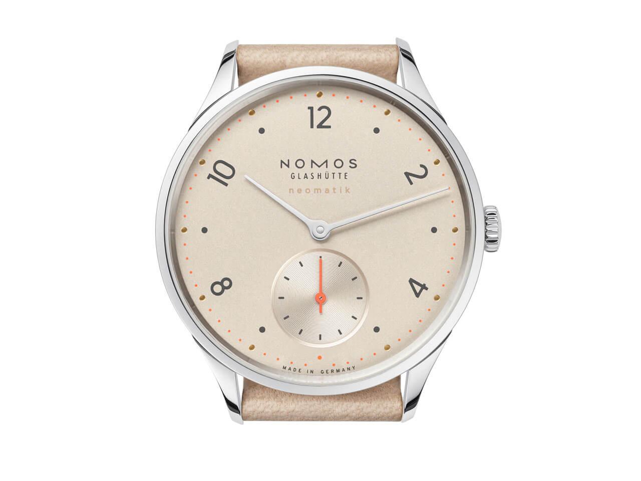 Nomos Glashütte Minimatik neomatik 35 Champagner Automatik Edelstahl 35mm beiges Zifferblatt beiges Lederband – Damenuhren Uhr ohne Datum aus Edelstahl. Das Gehäuse ist rund und silber. Das Lederarmband ist braun. Das Zifferblatt ist arabisch Index und beige. – Ansicht 2