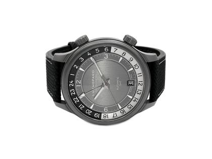 Juwelier Roller Chopard L.U.C. GMT One Black Automatik Titan 42mm schwarz Kautschukband 168579-3004 Full Set mit Garantie Occasion Refurbished – Herrenuhren Uhr mit Datum aus Titan. Das Gehäuse ist rund und anthrazit. Das Kautschuk / Kunststoff / Silikon Armband ist schwarz. Das Zifferblatt ist arabisch Index und grau.