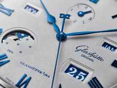 Glashütte Original Senator Excellence Ewiger Kalender Automatik Edelstahl 42mm silbergraues Zifferblatt blaues Textilband – Herrenuhren Uhr mit Kalender aus Edelstahl. Das Gehäuse ist rund und silber. Das Textilarmband ist blau. Das Zifferblatt ist römisch und grau. – Ansicht 4