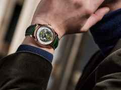 Frederique Constant Classic Worldtimer GMT Manufacture Automatik Roségold 42mm weißes Zifferblatt grünes Lederband limitiert – Herrenuhren Uhr mit Datum aus 750 Rotgold und Leder. Das Gehäuse ist rund und roségold. Das Lederarmband Kroko / Alligator ist grün. Das Zifferblatt ist ein Index in grün. – Ansicht 4
