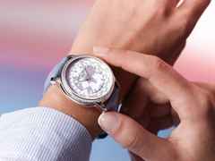Frederique Constant Manufacture Classic Worldtimer Automatik Edelstahl 40mm blaues Zifferblatt mit Brillanten blaues Lederband limitiert – Herrenuhren Uhr ohne Datum aus Edelstahl und Leder. Das Gehäuse ist rund und silber. Das Lederarmband Kroko / Alligator ist blau. Das Zifferblatt ist ein Index in blau. – Ansicht 6