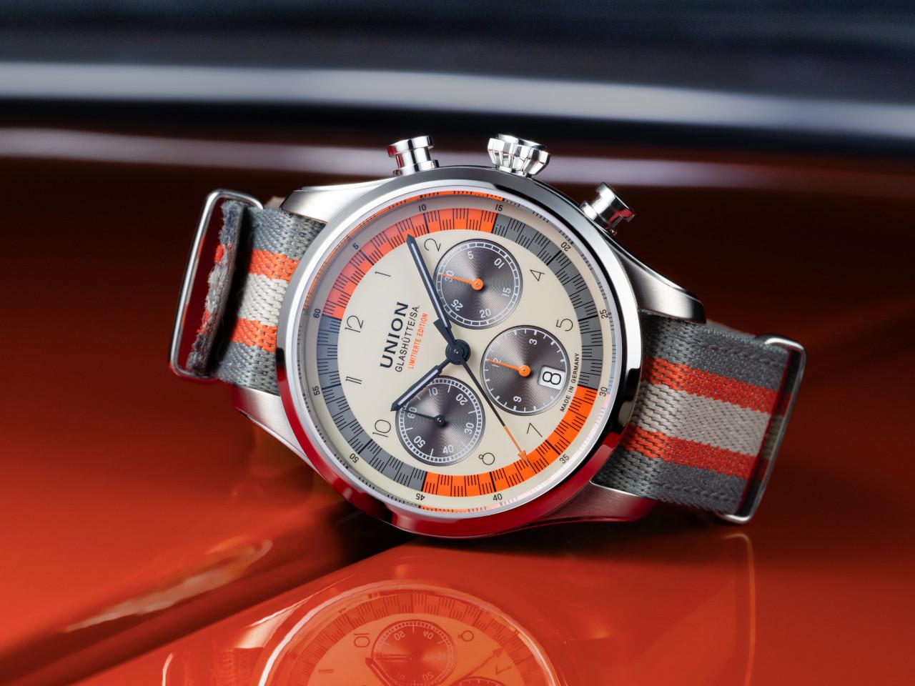 Union Glashütte Belisar Chronograph Silvretta Classic 2025 Limitierte Edition Automatik Edelstahl 44mm beiges Zifferblatt Metallband und graues Lederband – Herrenuhren Chronograph aus Edelstahl und Leder. Das Gehäuse ist rund und silber. Das Lederarmband ist grau. Das Zifferblatt ist arabisch Index und beige. – Ansicht 5