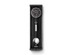 Erwin Sattler Wanduhr Seilzugregulator Opus PM  70 III S Handaufzug schwarzes Zifferblatt limitiert – Großuhren Wanduhr aus Edelstahl und Holz. Das Gehäuse ist rechteckig und schwarz. Das Zifferblatt ist arabisch Index und schwarz.