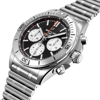 Breitling Chronomat B01 42 Edelstahl schwarzes Zifferblatt Metallband – Herrenuhren Chronograph aus Edelstahl. Das Gehäuse ist rund und silber. Das Edelstahlarmband ist silber. Das Zifferblatt ist ein Index in schwarz. – Ansicht 2