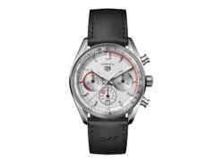 TAG Heuer Carrera Chronosprint x Porsche Automatik Edelstahl 42mm silbernes Zifferblatt schwarzes Lederband – Herrenuhren Chronograph aus Edelstahl und Leder. Das Gehäuse ist rund und silber. Das Lederarmband ist schwarz. Das Zifferblatt ist ein Index in silber.