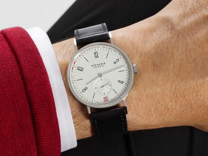 Nomos Glashütte Tangente 2date Handaufzug Edelstahl 38mm weißes Zifferblatt schwarzes Lederband Glasboden – Herrenuhren Uhr mit Datum aus Edelstahl und Leder. Das Gehäuse ist rund und silber. Das Lederarmband ist schwarz. Das Zifferblatt ist arabisch Index und silber. – Ansicht 12