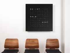 Qlocktwo Earth 90 Black Pepper mit weiß lackiertem Holz – Großuhren Wanduhr aus Edelstahl. Das Gehäuse ist quadratisch. Das Zifferblatt ist digital und schwarz. – Ansicht 4