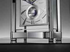 Erwin Sattler Tischuhr Opus Moon Tourbillon – Großuhren Tischuhr aus . Das Gehäuse ist rechteckig und silber. Das Zifferblatt ist arabisch Index und weiß. – Ansicht 4