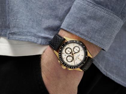 Hamilton Jazzmaster Performer Auto Chrono Edelstahl PVD-Roségold 42mm weißes Zifferblatt schwarzes Lederband – Herrenuhren Chronograph aus Edelstahl, Leder und PVD beschichtet. Das Gehäuse ist rund und roségold. Das Lederarmband ist schwarz. Das Zifferblatt ist arabisch Index und weiß. – Ansicht 3