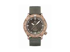 Sinn Spezialuhren T50 Goldbronze Automatik Bronze 41mm graues Zifferblatt graues Textilband Limited Edition – Herrenuhren Uhr mit Datum aus Bronze und Edelstahl. Das Gehäuse ist rund und bronze. Das Textilarmband ist grau. Das Zifferblatt ist ein Index in braun.