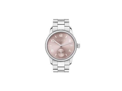Nomos Glashütte Club Sport neomatik 34 Rosé Automatik Edelstahl rosafarbenes Zifferblatt Metallband Stahlboden – Damenuhren Uhr ohne Datum aus Edelstahl. Das Gehäuse ist rund und silber. Das Edelstahlarmband ist silber. Das Zifferblatt ist arabisch Index und rosa.