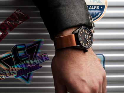 Alpina Startimer Pilot Automatik Edelstahl Schwarz-PVD 40mm schwarzes Zifferblatt braunes Lederband – Herrenuhren Uhr mit Datum aus Edelstahl und PVD beschichtet. Das Gehäuse ist rund und schwarz. Das Lederarmband ist braun. Das Zifferblatt ist arabisch Index und schwarz. – Ansicht 7